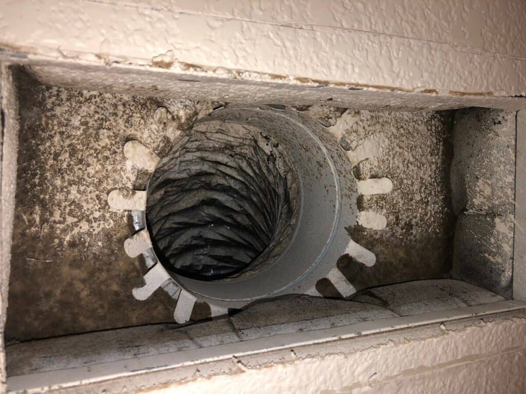 smutsig ventilationskanal i en vägg