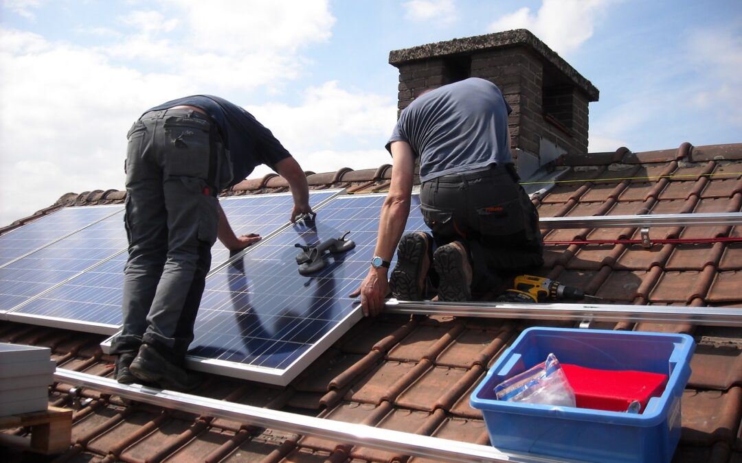 Solpaneler på taket – Tips för att minska risk för fukt på vinden!